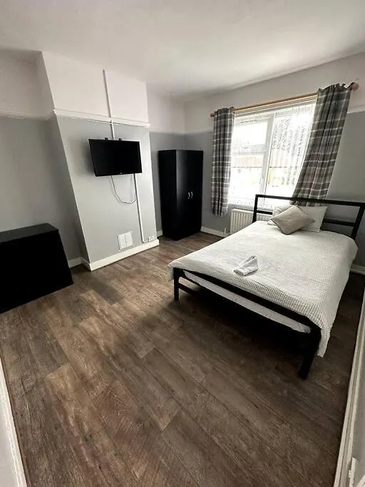 Spacious Holiday Home Near Tube Station - By Starlet Stays London