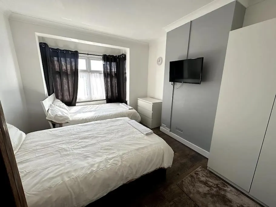 Spacious Holiday Home Near Tube Station - By Starlet Stays London